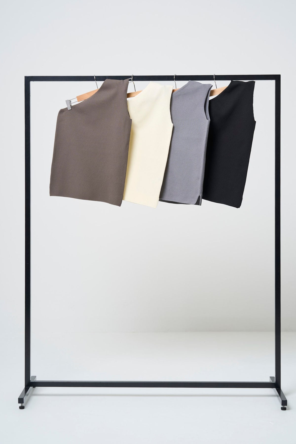 発売時期 未定 2way Minimal Tanktop - WHITE・SAND BEIGE・BLACK