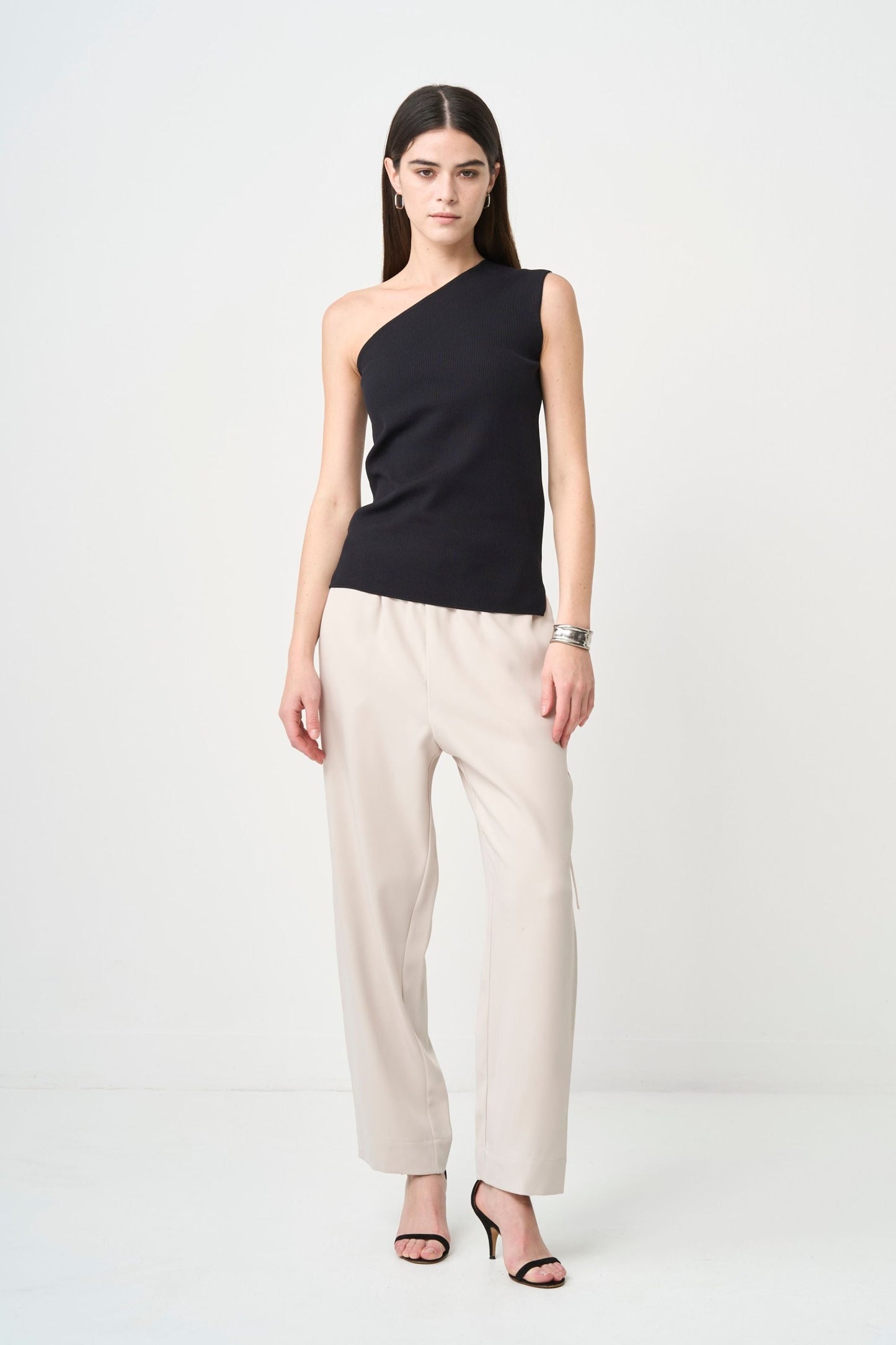 Minimal Shoulder Cutsew - BLACK