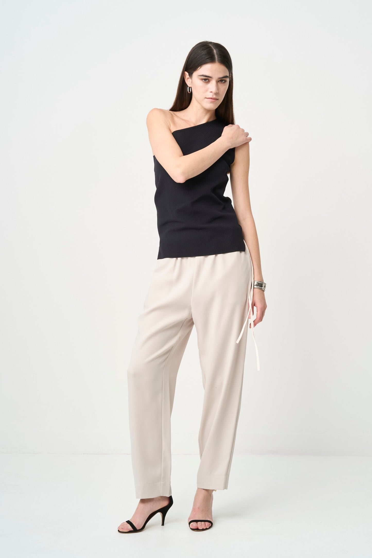 Minimal Shoulder Cutsew - BLACK