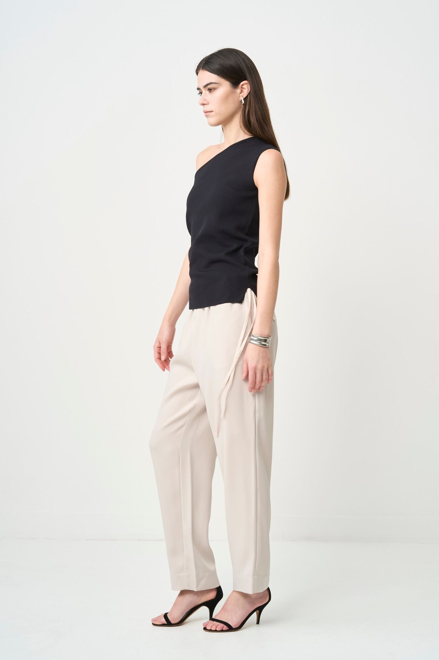 Minimal Shoulder Cutsew - BLACK